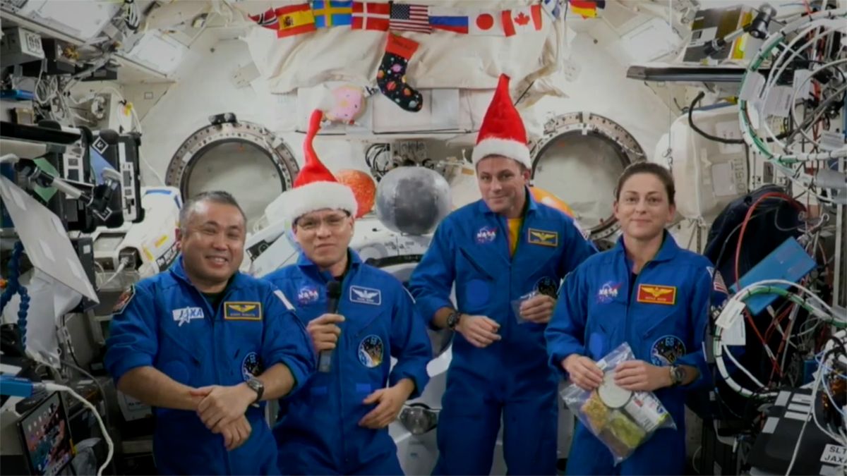 Video: Štastné a veselé přejí astronauti z Mezinárodní vesmírné stanice